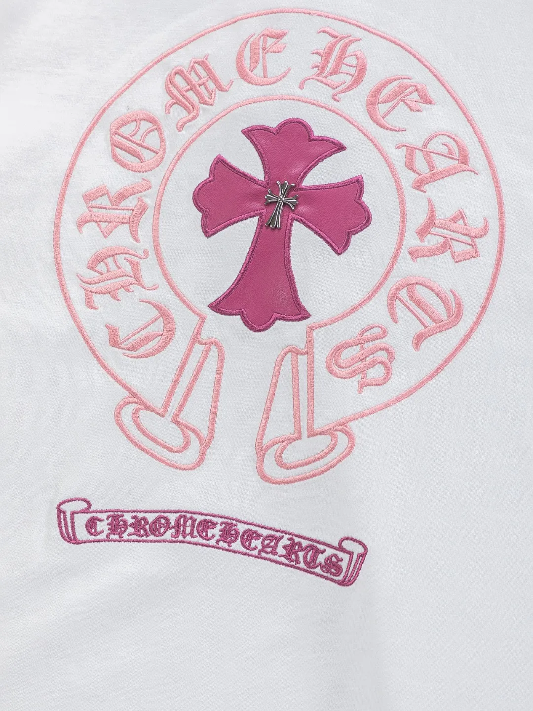 🅿️190 Chrome Hearts CH Cross 26SS New products are hot at the same time💥 Early spring classic style Colorful double cross on the chest 🪡 Embroidery Large logo cross on the back Horseshoe patchwork leather ding Sanskrit ✝️🪡 Embroidery Round neck short-sleeved T-shirt, a popular style, a style that both men and women like, the same style for men and women, 100% chance of turning heads when you wear it when you go out! It’s all about being handsome. The designer’s classic sense is precisely grasped. The whole piece of clothing is heavy. Industrial washing process. Ready-made garments are dyed + sprayed for a horse effect. The double-washing process is super recognizable. It uses heavy washing to make it distressed. The edges of the patch are slightly rolled and naturally distressed. It has a three-dimensional layering with a little damage and is very visually lethal. It adheres to Kroxin's consistent rough style. The chest and back are large, and the horseshoe flower printed patch pattern is embroidered and decorated. It is decorated with silver metal engraved distressed buttons. The classic elements full of brand recognition instantly enhance the overall sense of grade and specification. Its texture is quite high-end! The overall feeling is high-end, simple and elegant, with silver hardware accessories, a full set of customized accessories, and the pattern of the entire dress is all decorated with patchwork three-dimensional embroidery technology, which is the finishing touch of the entire dress. The design on the back is even more eye-catching! ! This full back is so cool, it’s full of design, and the overall upper body style highlights fashion and individuality. Wearing it together as a couple is even more popular on the street. I recommend the early autumn sweatshirt! ! The fabric is a unique 320g 100% cotton, which is skin-friendly, breathable, warm to the touch, firm in texture, and smooth in lines. It can be called a back killer, which has very strict requirements on craftsmanship and cost. The smooth neckline, flat cuffs and hems, the stitches are small and tight, tight and orderly, and the details are perfect. The consistent OS version can be worn alone or layered. It is very casual, but very iconic! It is simply the flagship of high-end trendy brands and must be included in your wardrobe. It has the American fashion spirit of freedom and individuality, and is highly recognizable and stylized! Color: Black White Size: S-XL Size chart: S: Shoulder width 50-Bust 56-Length 70 M: Shoulder width 52-Bust 57-Length 72 L: Shoulder width 54-Bust 59-Length 74 XL: Shoulder width 56-Bust 62-Length 76